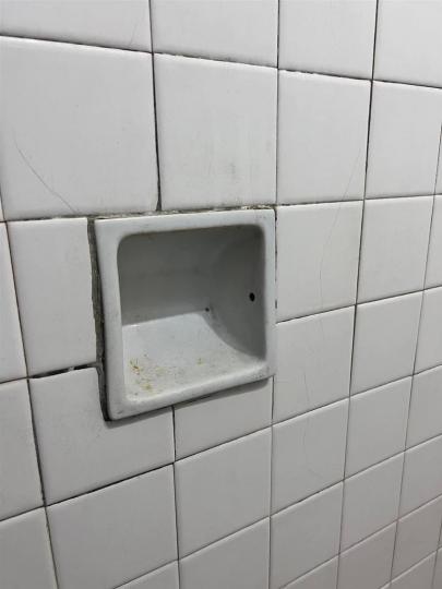 老房子浴室牆壁「驚見神秘凹槽」...