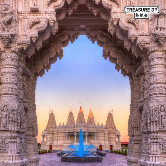 呢度唔係印度,而係位於伊利諾伊州巴特利特的BAPS Shri Swaminarayan Mandir Complex... 呢度唔係印度,而係位於伊利諾伊州巴特利特的BAPS Shri Swaminarayan Mandir Complex...