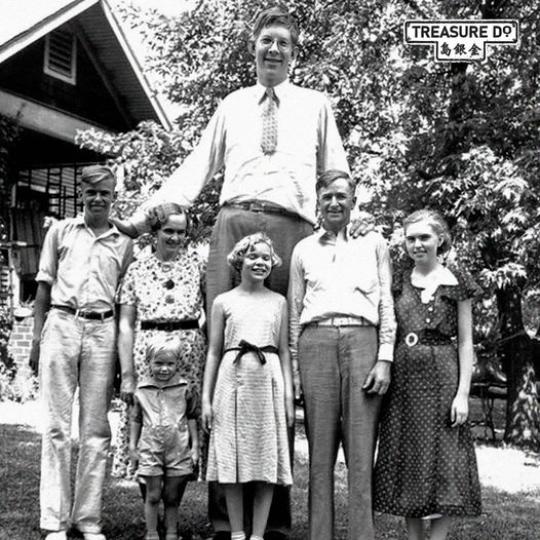 Robert Wadlow，生於1922年，高8尺11寸，是史上最高的人...