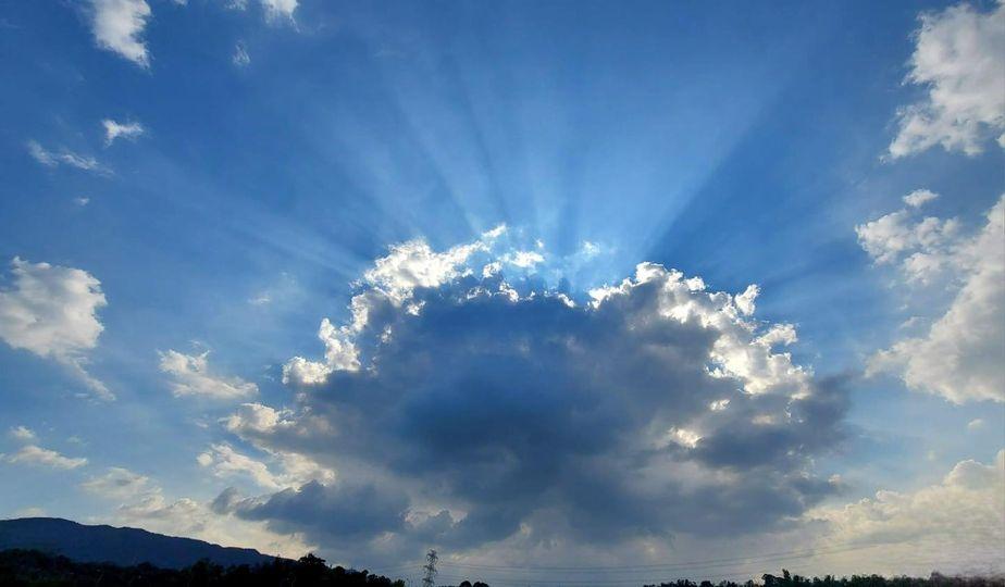 當陽光被雲層遮擋，光線由縫隙或邊緣分岔出嚟...