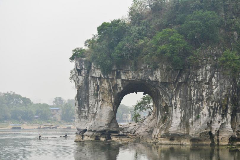 象鼻山原名漓山，位於廣西桂林市內桃花江與灕江匯流處...