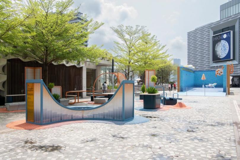 尖沙咀香港藝術館前方嘅藝術廣場，睇睇大型戶外裝置展「游•遊」...