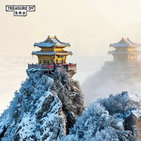 老君山在神農架主峰東北...