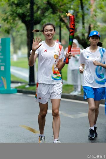 四川女排球員繆伊雯參加大運會火炬傳遞...