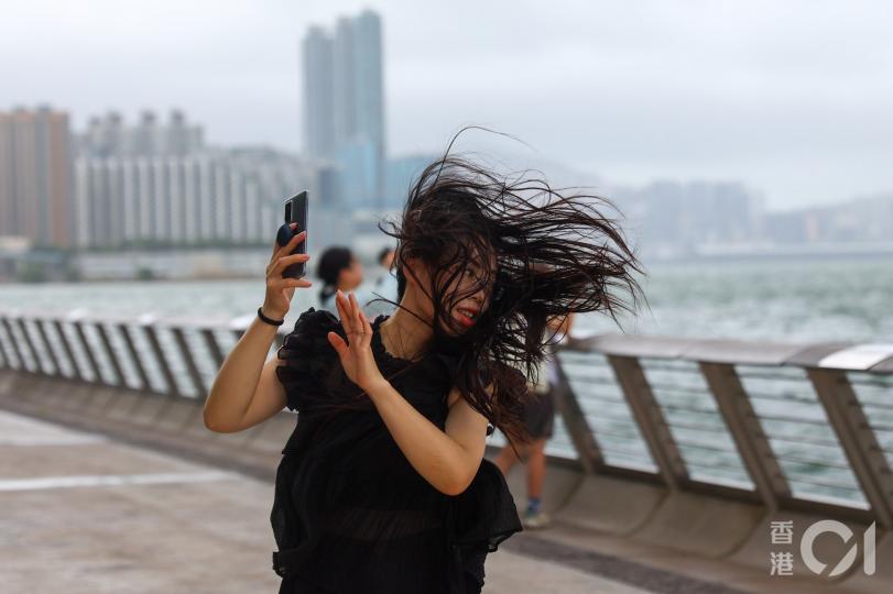 台風天,老友記外出要
十分小心,盡量留在家
中,關緊門窗,免生意外...