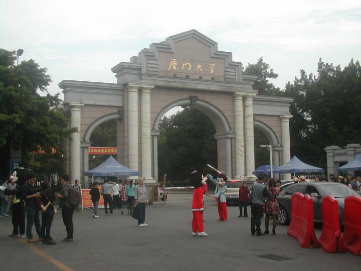 厦门大学门前参观者人头涌涌...