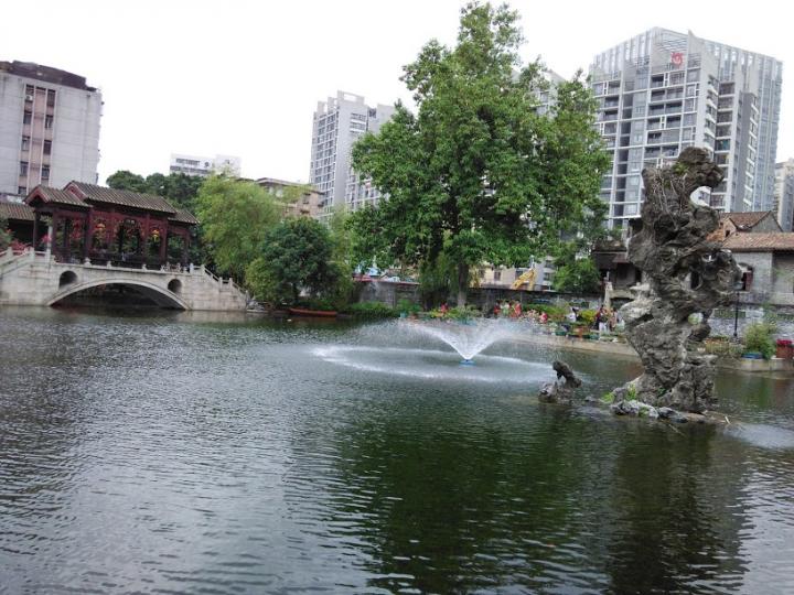 佛山梁園   有湖水有石山  好景色...