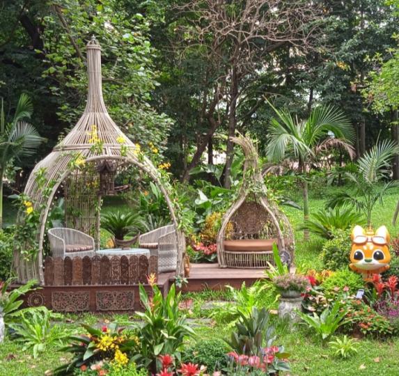 有空到公園
走一走,
看看花草多
幸福！...