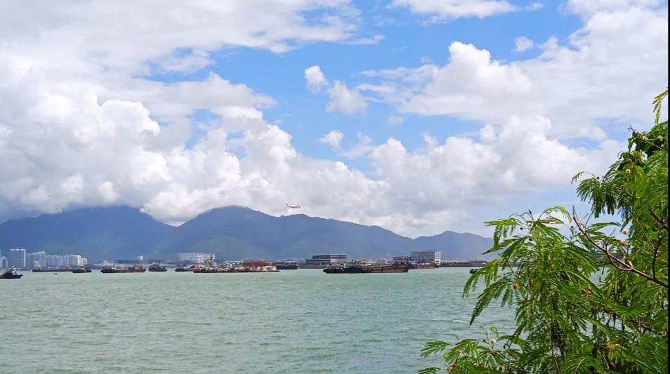 晴朗的天空，
吹着海風，
朋友午安！...