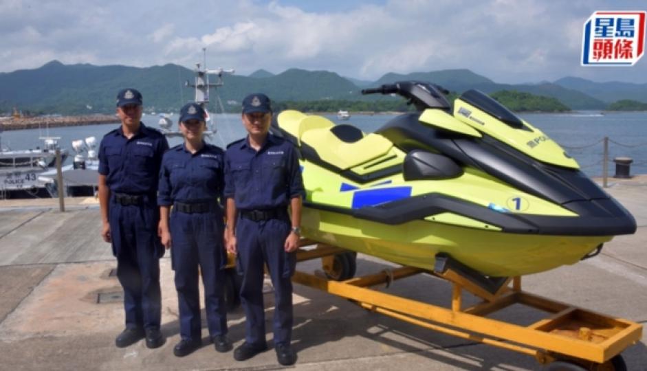 水警以水上電單車
配合無人機進行救援工作...