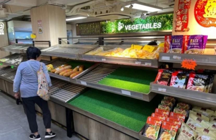 颱風蘇拉｜市民打風前夕趕買餸 菜架肉架掃光 
菜心加價五成...