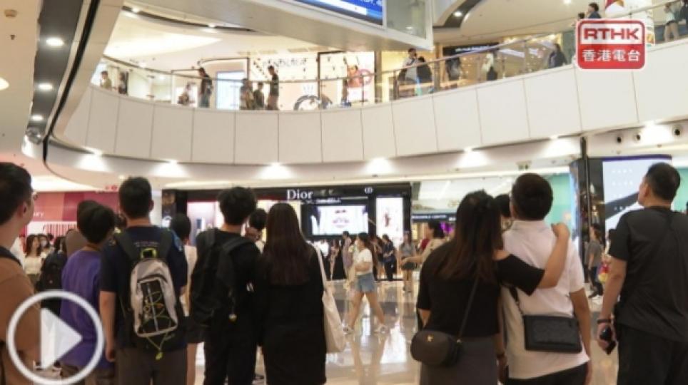 港隊在杭州亞運
再奪佳績,有市民在
商場觀戰打氣....