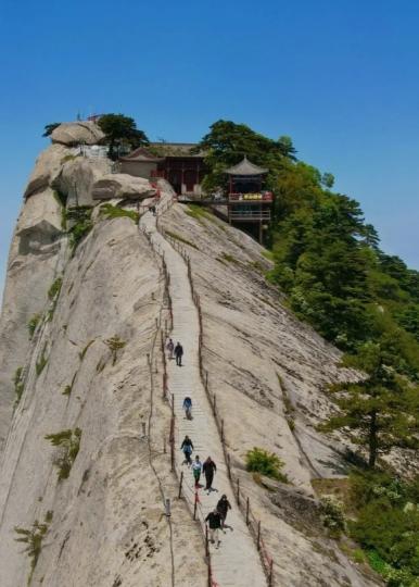 陡峭的高山，
敢攀登的人。...