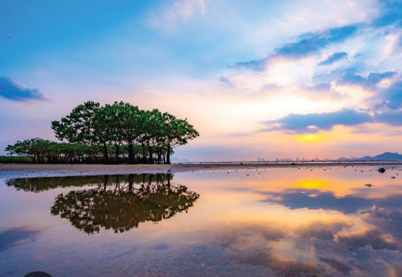 下白泥的夕陽，
伴着微風，輕輕歌唱！...