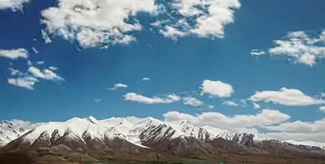 藍天下
                 的雪山！...