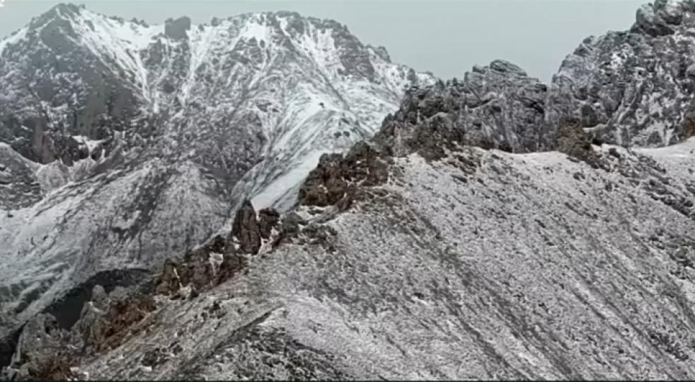 如水墨畫
              的山峰！...