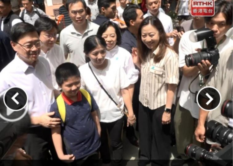 李家超視察筲箕灣愛東邨　與街坊握手傾談及了解區內情況...