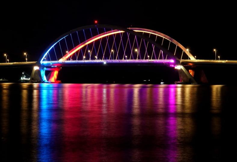 誇灣大橋的亮麗美態!...