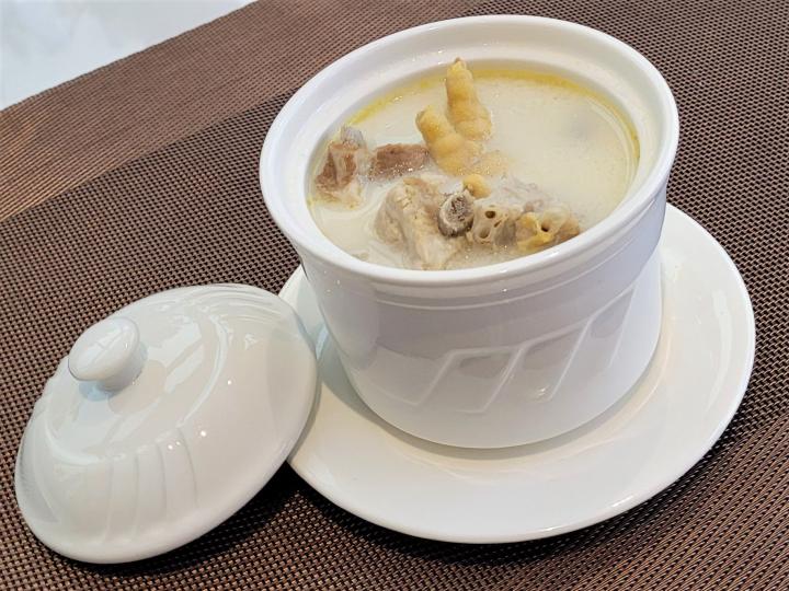 今日立秋,大家有冇煲滋補湯水飲?
依碗雞腳燉湯夠火喉又足料,以形補形。
又係喺東涌個邊,一間粵菜餐廳飲到,唔使自己落手煲。... 今日立秋,大家有冇煲滋補湯水飲?
依碗雞腳燉湯夠火喉又足料,以形補形。
又係喺東涌個邊,一間粵菜餐廳飲到,唔使自己落手煲。...