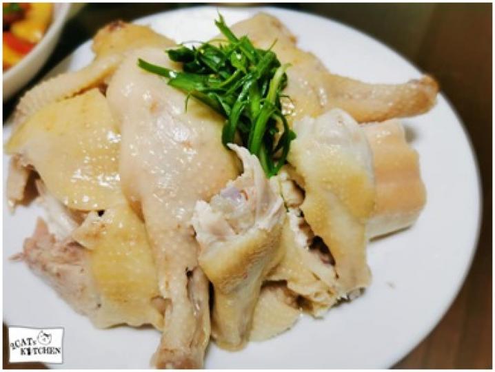 超級簡單易煮的一個菜式,咸香的口味真的討人喜歡!過年宴客也不失禮哦!
1.雞洗淨後抹乾。
2.用約3湯匙鹽,少許沙薑粉及少許紹興酒均勻塗抹雞身和雞腔,包保鮮紙放雪櫃醃至少3小時(過夜更佳)。
3.水滾... 超級簡單易煮的一個菜式,咸香的口味真的討人喜歡!過年宴客也不失禮哦!
1.雞洗淨後抹乾。
2.用約3湯匙鹽,少許沙薑粉及少許紹興酒均勻塗抹雞身和雞腔,包保鮮紙放雪櫃醃至少3小時(過夜更佳)。
3.水滾...