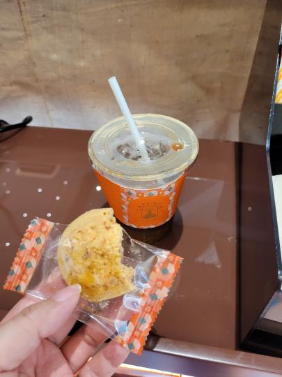 來自CAFEMCM嘅海龍蝦乾曲奇,唔伏得來又幾好食喎😂除咗有曲奇買之外,仲有唔同嘅咖啡款式,大家經過行過可以去試下~... 來自CAFEMCM嘅海龍蝦乾曲奇,唔伏得來又幾好食喎😂除咗有曲奇買之外,仲有唔同嘅咖啡款式,大家經過行過可以去試下~...