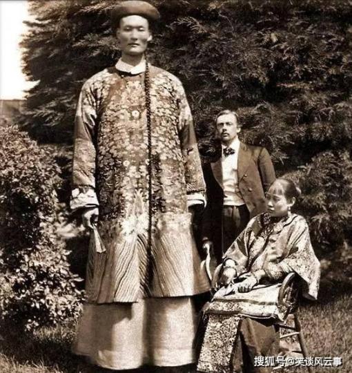 清朝巨人詹世釵生淤
1841年江西虹關村，
父親名詹真重,一家人
都是高個子,而詹世釵
更是出類技卒的异常
高大,據說成年時達到
3.19米,亦因此被上海
的一個洋人帶到英國
後來取了個英國妻子...