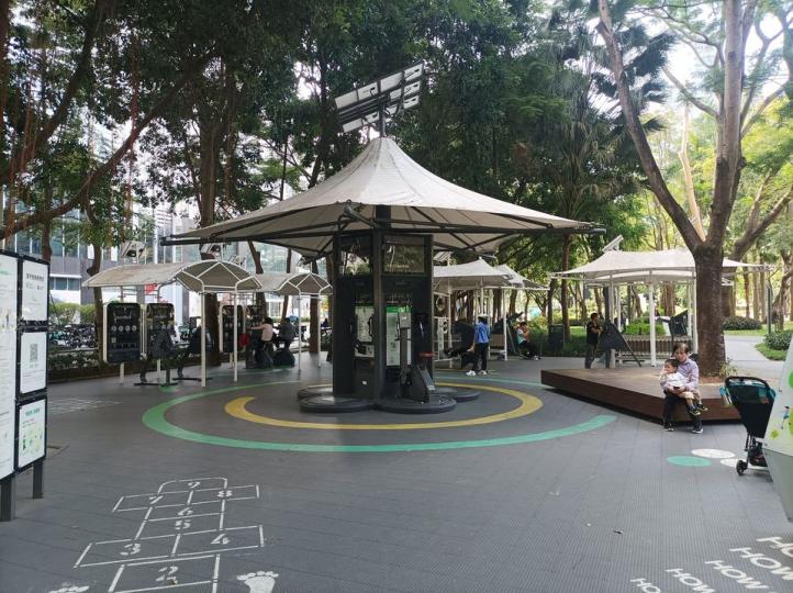 公園內有智能健身器材...