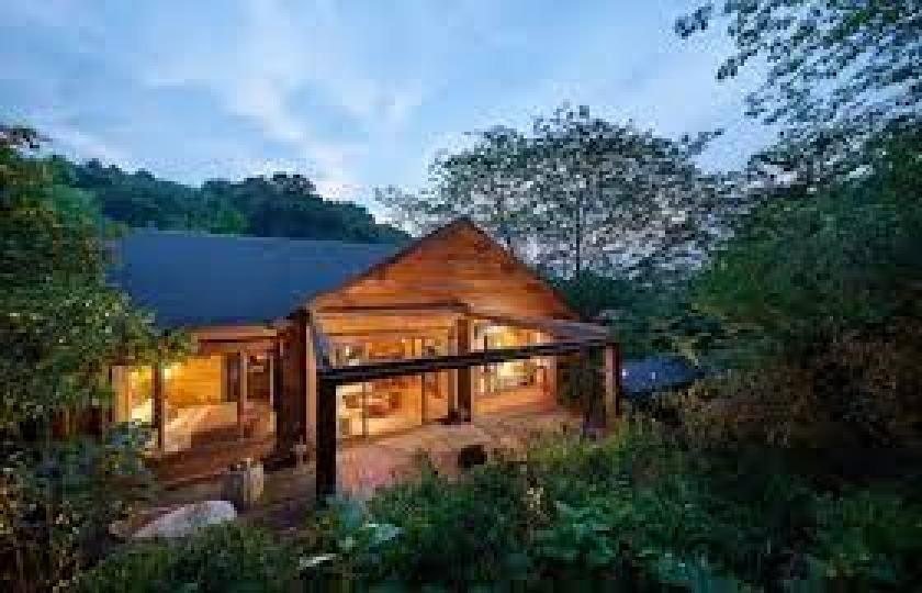 座落在山林間的靜謐小屋，三角形綿延至天際的造型...
