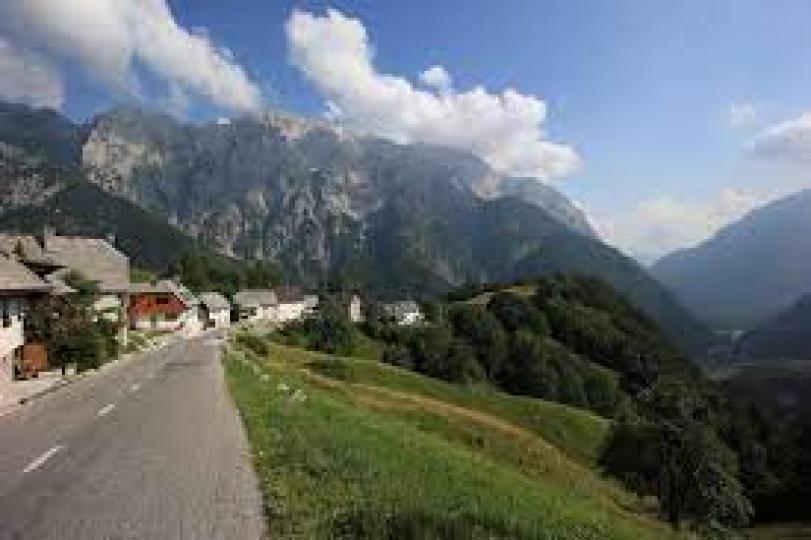 斯洛維尼亞的這條山處彎路...