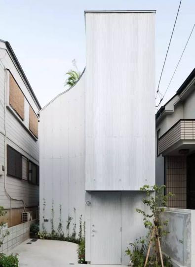 路上出現超迷你狹窄建築，走進門顛覆想像「尤其客廳美到不行」...