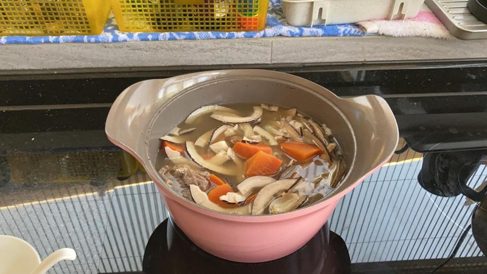 今日煲印度椰子湯，(紅蘿蔔、栗子、鮮百合、豬展等...材料)...