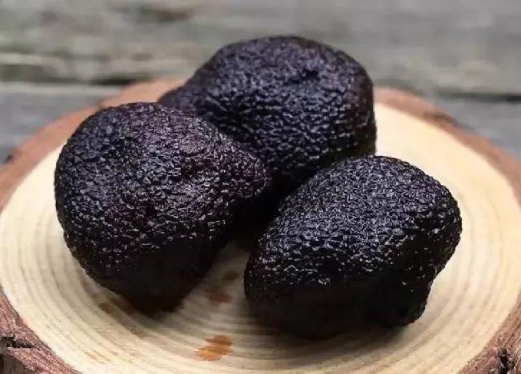 黑松露是一種食用菌,不
規則球狀,大如皮球小如
鷄蛋,它包含有8種人體
不能合成和其它多達18
種氨基酸,蛋白質.維生素
以及人體必須微量元素.
松露多糖.多肽等,在調理
內分泌失調.防止動胍粥
樣硬... 黑松露是一種食用菌,不
規則球狀,大如皮球小如
鷄蛋,它包含有8種人體
不能合成和其它多達18
種氨基酸,蛋白質.維生素
以及人體必須微量元素.
松露多糖.多肽等,在調理
內分泌失調.防止動胍粥
樣硬...
