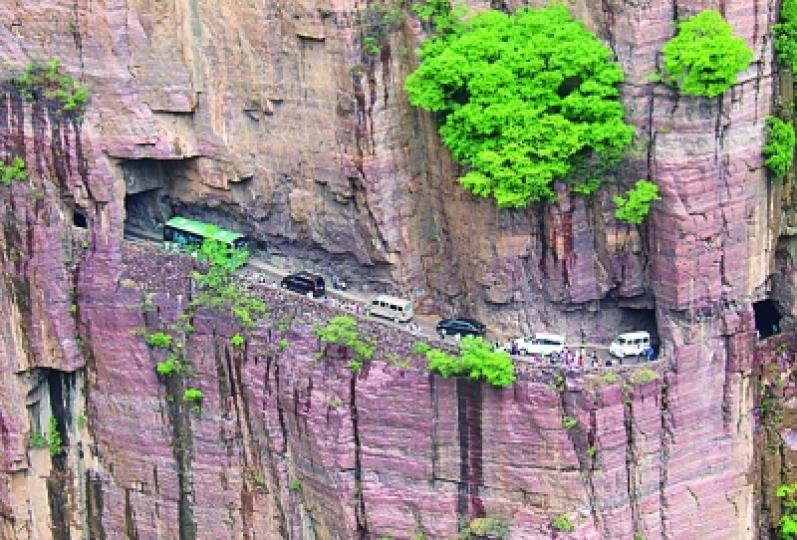 沿崖挂壁公路位於河南
省偏遠深山,當地人爲了
改變與世隔絶的狀况，
在絶壁上以人手開鑿出
沿崖公路,真是愚公移
山又一壯舉...