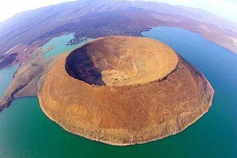 世界奇觀的圖爾卡納湖中的
火山口,位於肯尼亞北部,與
埃塞俄比亞邊境相連。...