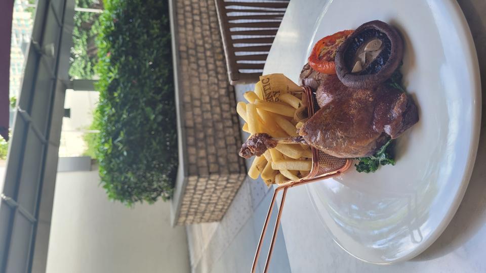 又去咗東涌搵食啦!!!上次食泰菜,今次食西餐🤣嗌咗佢哋嘅signature油封鴨脾,再配埋杯啤酒,真係好嘆呀🤣唔好睇佢好似份量好少得一隻脾咁,其實食埋啲蔬菜同薯條真係飽到上心口。味道方面做得出色嘅... 又去咗東涌搵食啦!!!上次食泰菜,今次食西餐🤣嗌咗佢哋嘅signature油封鴨脾,再配埋杯啤酒,真係好嘆呀🤣唔好睇佢好似份量好少得一隻脾咁,其實食埋啲蔬菜同薯條真係飽到上心口。味道方面做得出色嘅...