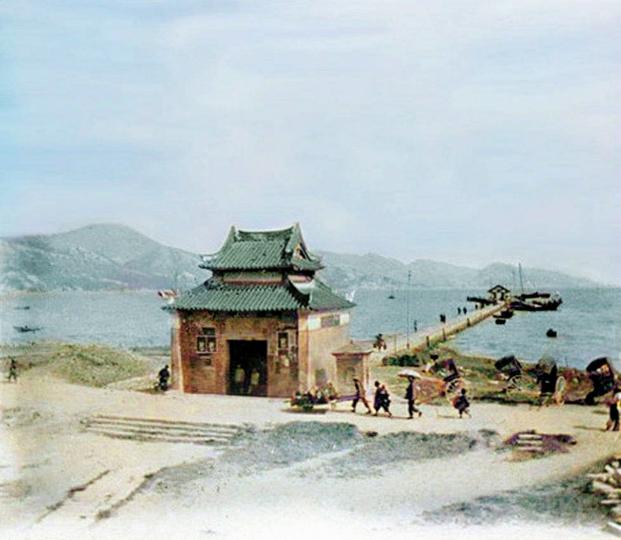 龍津石橋
龍津石橋建於1873年,1875年完工落成,成為九龍寨城東門與海岸連接的登岸碼頭,龍津橋在靠岸一端築有一個兩層高的亭,以迎接派駐九龍寨城衙門的官員,故亦稱“接官亭”。... 龍津石橋
龍津石橋建於1873年,1875年完工落成,成為九龍寨城東門與海岸連接的登岸碼頭,龍津橋在靠岸一端築有一個兩層高的亭,以迎接派駐九龍寨城衙門的官員,故亦稱“接官亭”。...