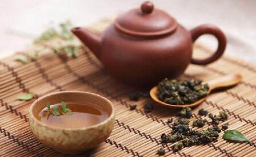 茶最早是中國先民發現的。傳聞神農嘗百草，常常中毒，於是便飲用茶水解毒，所以最早茶是被當作藥來使用的。到了秦漢的時候，人們發現時常飲茶有益身體，於是茶開始作為日常飲用品走進了人們的生活。...