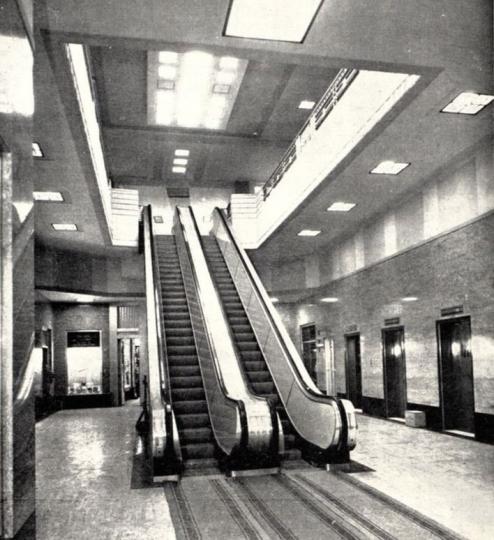 舊萬宜大廈於1957年初建成，由著名建築師朱彬設計（Kwan, Chu & Yang Architects）。落成時設有香港第一部扶手電梯，由著名電梯工廠奧的斯（Otis）建造。...