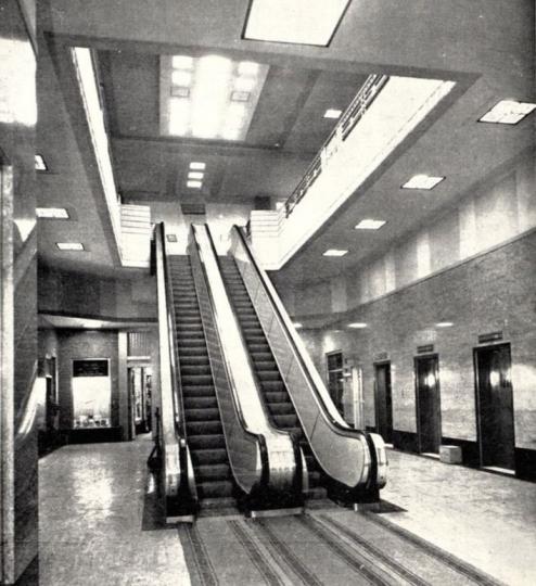 舊萬宜大廈於1957年初建成,由著名建築師朱彬設計(Kwan, Chu & Yang Architects)。落成時設有香港第一部扶手電梯,由著名電梯工廠奧的斯(Otis)建造。... 舊萬宜大廈於1957年初建成,由著名建築師朱彬設計(Kwan, Chu & Yang Architects)。落成時設有香港第一部扶手電梯,由著名電梯工廠奧的斯(Otis)建造。...