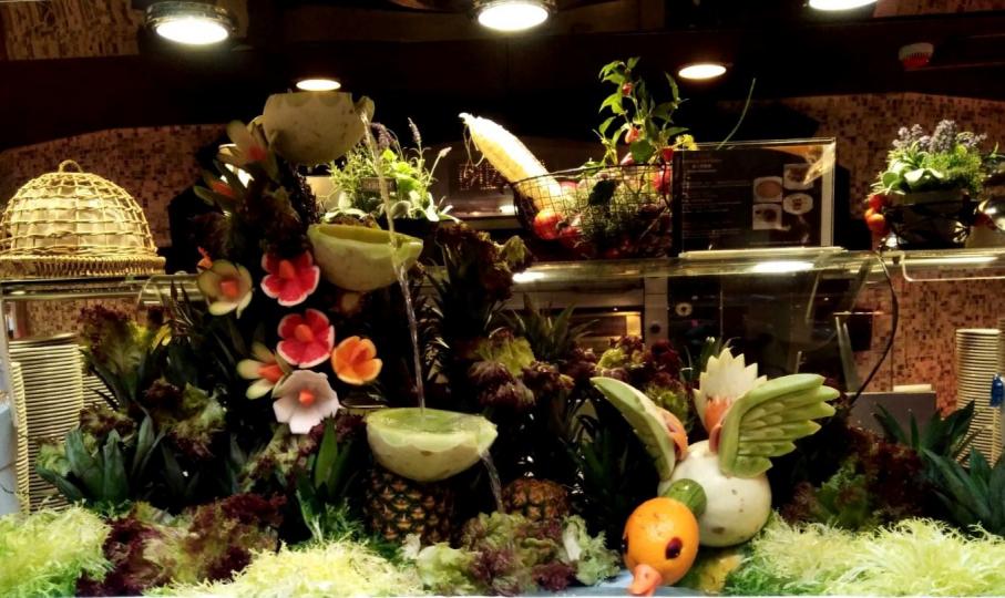 郵輪上的自助餐、看下佈置的氣氛、已經食慾大增！...