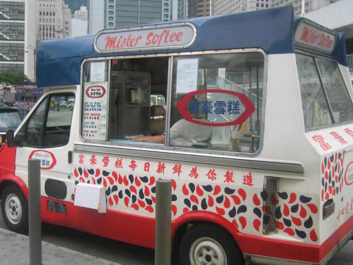 行走於香港的富豪雪糕，車身是白色，而車頂及車頭分別是藍色和紅色，車身寫上「每日新鮮為你製造」的標語。
2010年初，香港富豪雪糕曾改名為「雪糕車」，英文名也改為「Mobile Softee」。直至20...