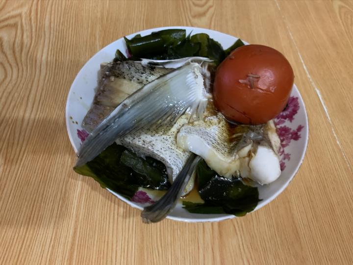 在家煮食可以簡單又健康，蒸魚加海藻及蕃茄，營養豐富...