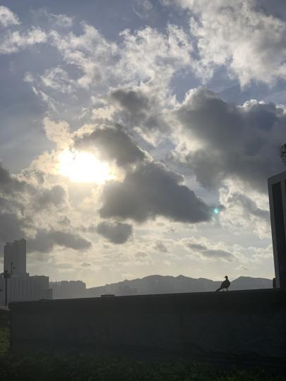 希望天空的烏雲被太陽驅散，香港遠離疫情，明天會更好。...