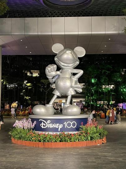 迪士尼

新加坡慶祝迪士尼100 周年，大大隻米奇威風凜凜。...