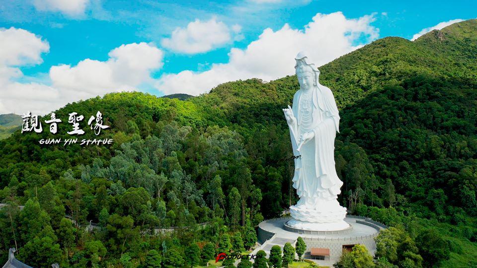 慈山寺是香港一座大型佛寺，位於新界大埔區汀角及船灣附近的洞梓，佔地46,764平方米，建築樓面面積達5,100平方米，由李嘉誠捐資15億港元興建，於2014年竣工，2015年4月啟用。
基於新冠肺炎影...