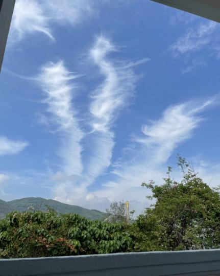 這三團雲似武林高手在發功...