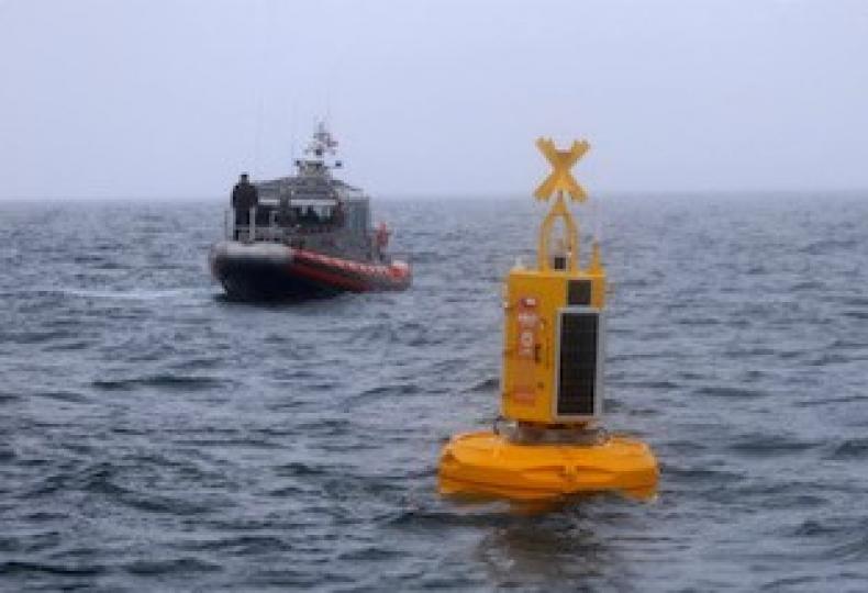 「AI 浮標」
智利政府與民間組織在海中放置「AI 浮標」來保護鯨魚，措施先進。...