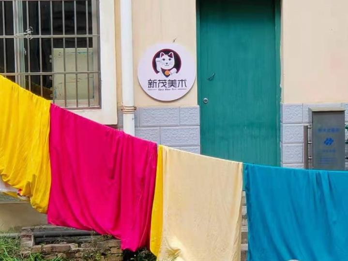 「萬國旗」
「萬國旗」是指曬涼不同顏色的衣物，而遠看衣物似萬國旗一樣。...