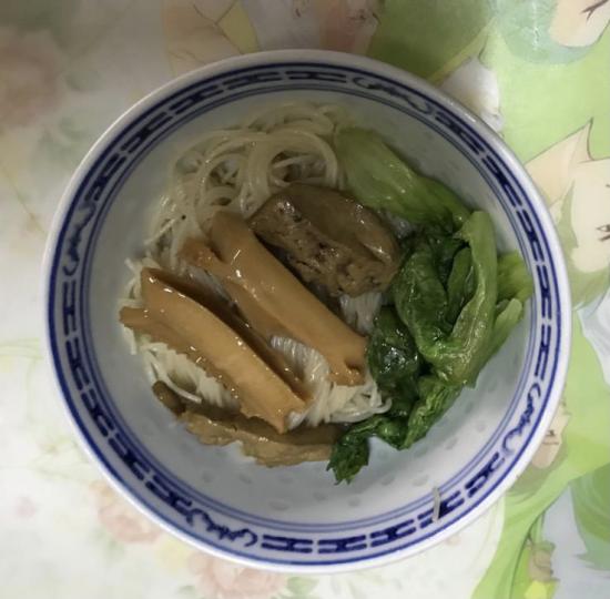 人日是人人生日，我煮鮑魚，雞肝麵給媽媽作午餐，她十分開心。...