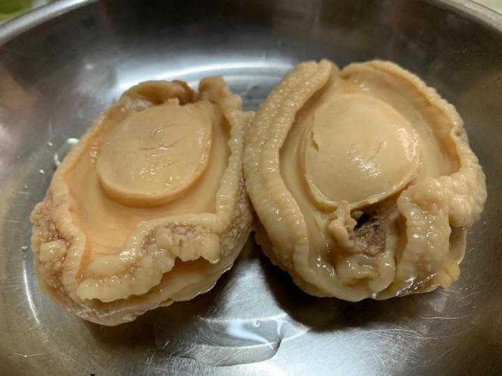 鮑魚
鮑魚含有豐富的蛋白質,人體對蛋白質的需求非常大,而鮑魚裏的蛋白質非常容易被人體吸收,可以為人體補充蛋白質,而蛋白質充足就會提升抵抗力和免疫力,還能令我們的皮膚更好。
鮑魚還有獨特之處是含有豐富的... 鮑魚
鮑魚含有豐富的蛋白質,人體對蛋白質的需求非常大,而鮑魚裏的蛋白質非常容易被人體吸收,可以為人體補充蛋白質,而蛋白質充足就會提升抵抗力和免疫力,還能令我們的皮膚更好。
鮑魚還有獨特之處是含有豐富的...